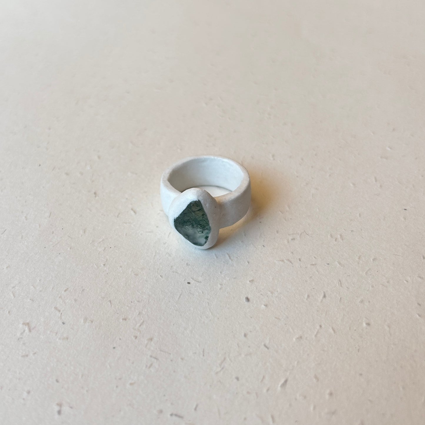 Anello in argilla con pietra fatto a mano