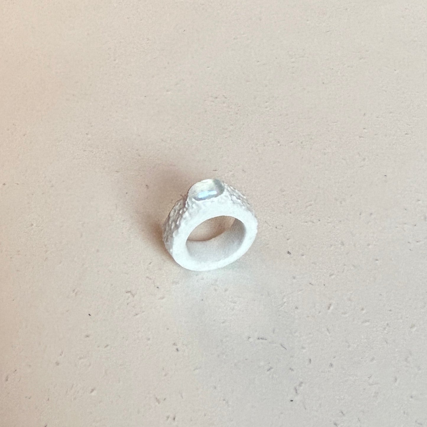 Anello in argilla con quarzo trasparente fatto a mano