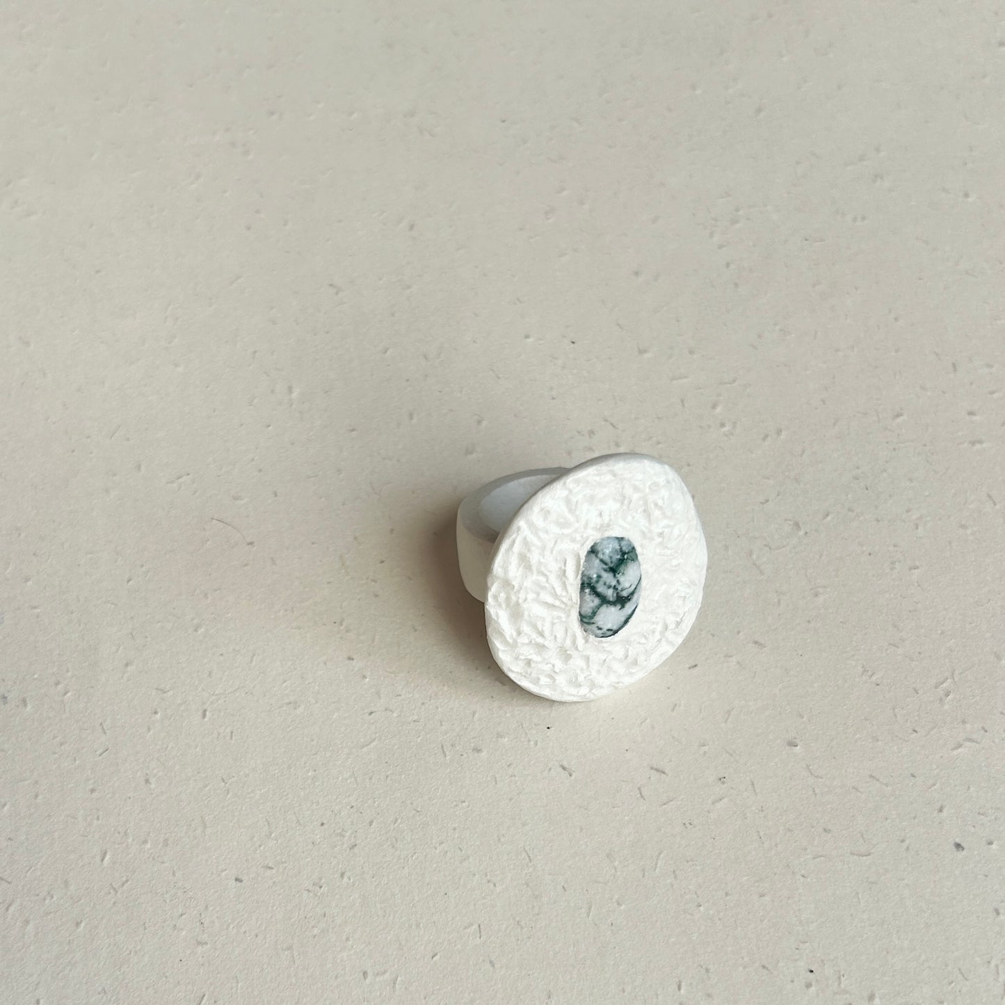 Anello in argilla con pietra verde fatto a mano