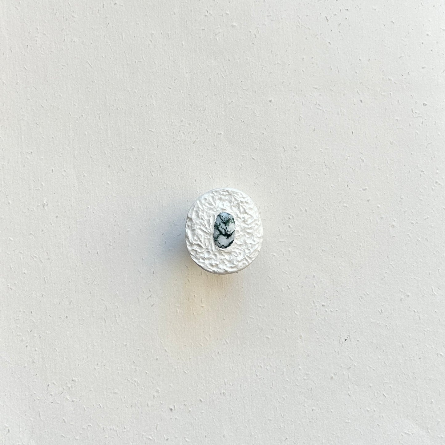 Anello in argilla con pietra verde fatto a mano
